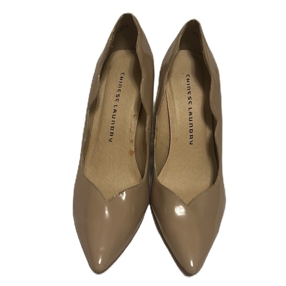 Super hot! GUC! Chinese Laundry Scalloped Pump Stiletto Nude Beige 4” Heels - Picture 2 of 7